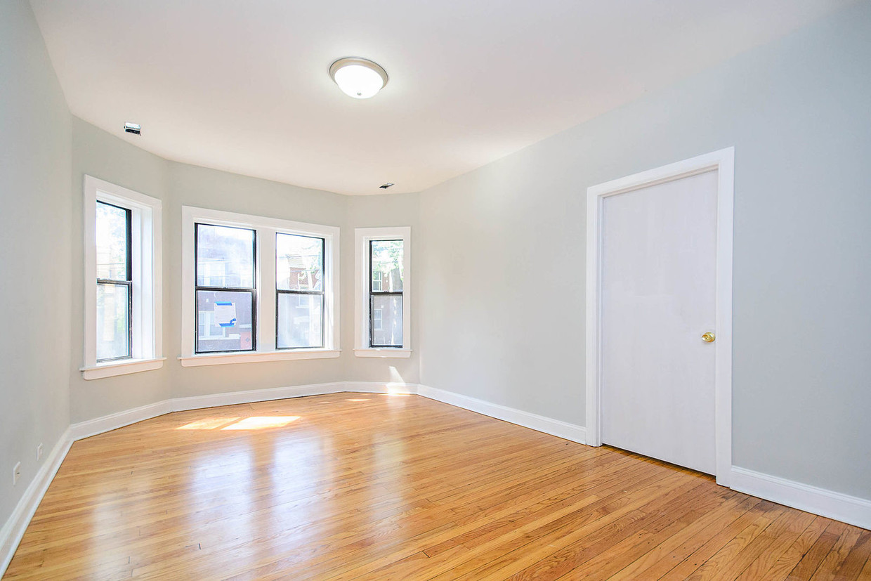 Primary Photo - 3004 W Ainslie St
