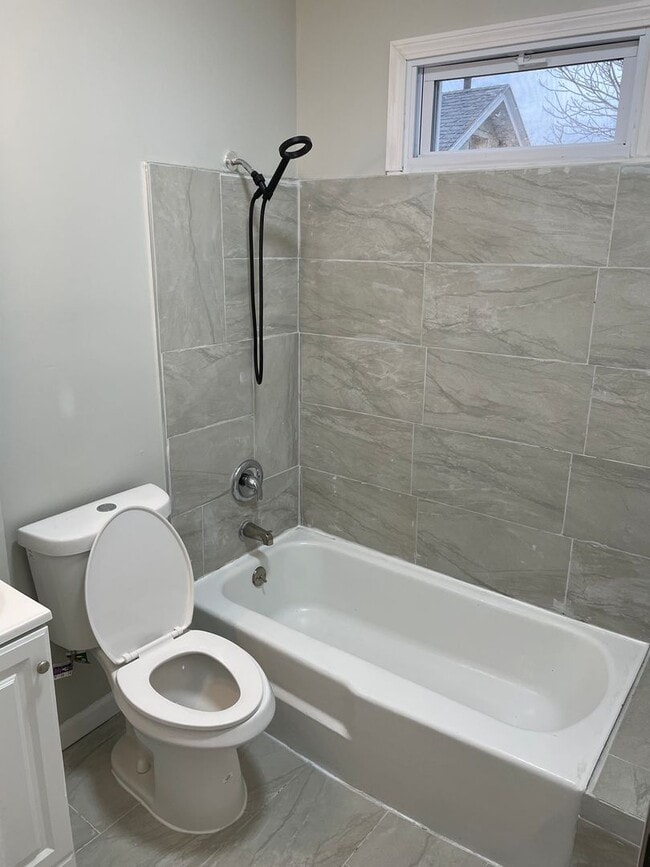 Foto del edificio - Fully renovated 6 bedroom single family ho...