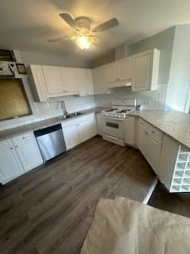 Building Photo - Large 3 bedroom 2 bathroom Condo with Cent...