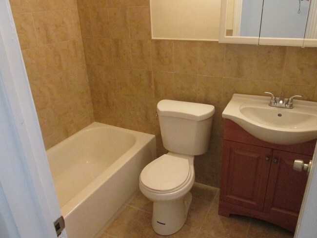 Apartamentos renovados - Baño completo - 230 Milford Ave