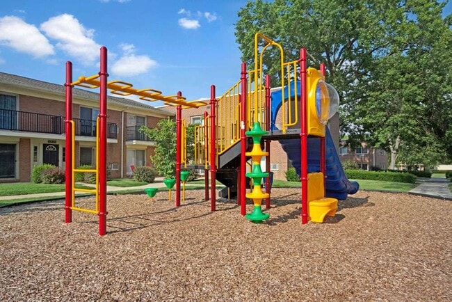 Patio de juegos 2 - New Orleans Park Apartments
