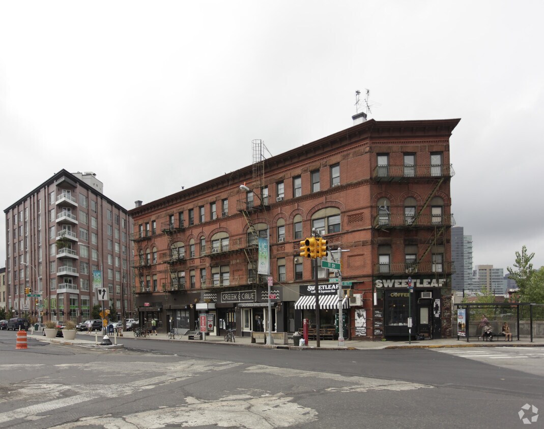 Foto principal - 10-87 Jackson Ave
