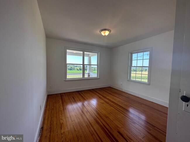 Foto del edificio - 223 Forest Lane Rd