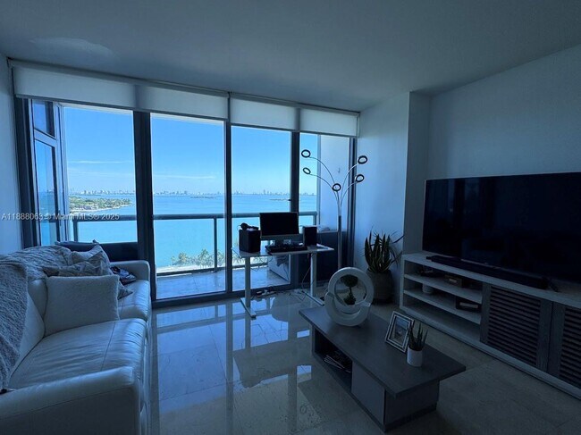 Foto del edificio - 601 NE 36th St