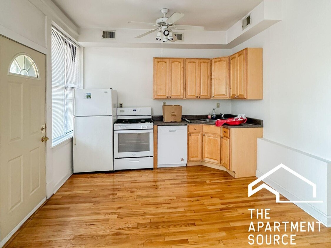 Photo - 3054 North Greenview Avenue #3