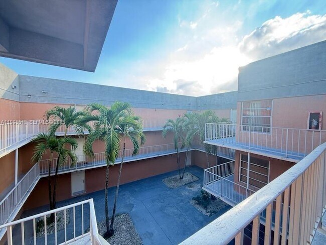 Foto del edificio - 17650 NW 68th Ave