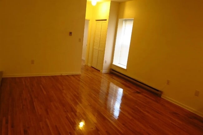 Building Photo - 533 Monroe St