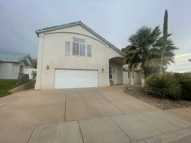 Foto del edificio - Furnished home available! Landscape maintenance included.