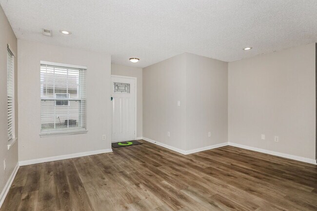 Foto del edificio - 629 Locust Grove Ln