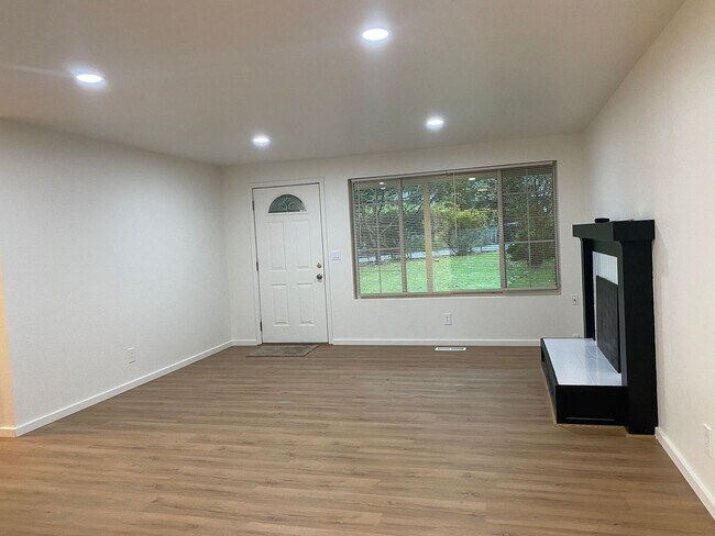 Building Photo - 4Bed/ 2Bath House in Kent with a spacious ...