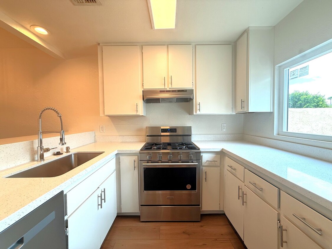 Primary Photo - AVAILBLE NOW!!! Updated 2 Bedroom 2 Bathro...