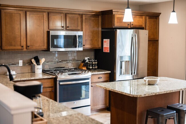 Building Photo - Stunning Home Available September Thru Mar...