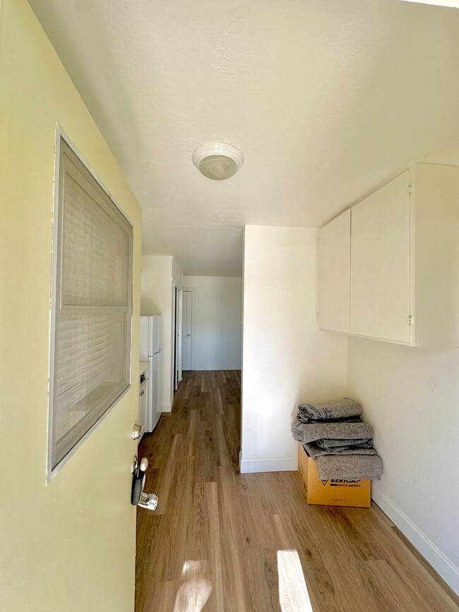 Foto del edificio - Darling Downtown Studio Apartment Availabl...