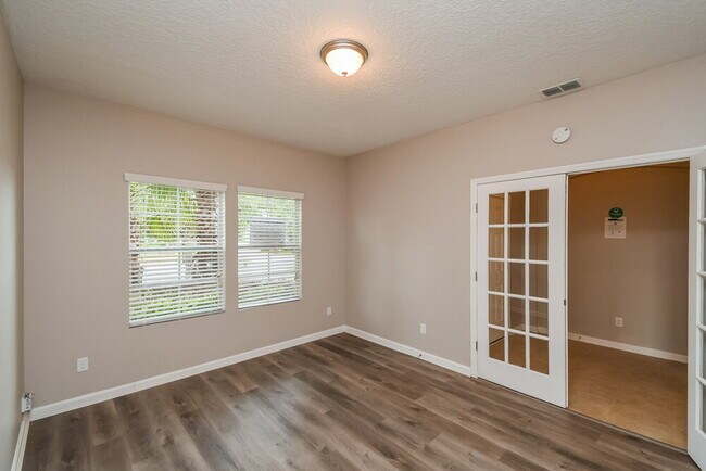 Foto del edificio - 16280 Stanis Ct