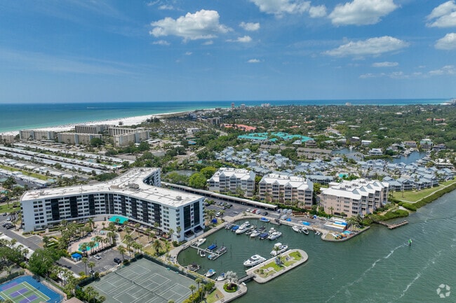 Aerial Photo - Harbor Towers Yacht & Racquet Club