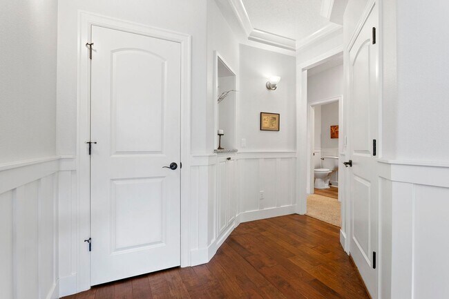 Foto del edificio - Beautiful 4-bdr/2.5 bath Hillsboro home w/ fireplace near nature area, Intel, Nike, and more