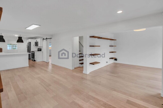 Building Photo - 924 24th Ave S