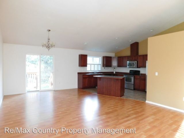 Building Photo - 15025 Maple Ridge Ln SE