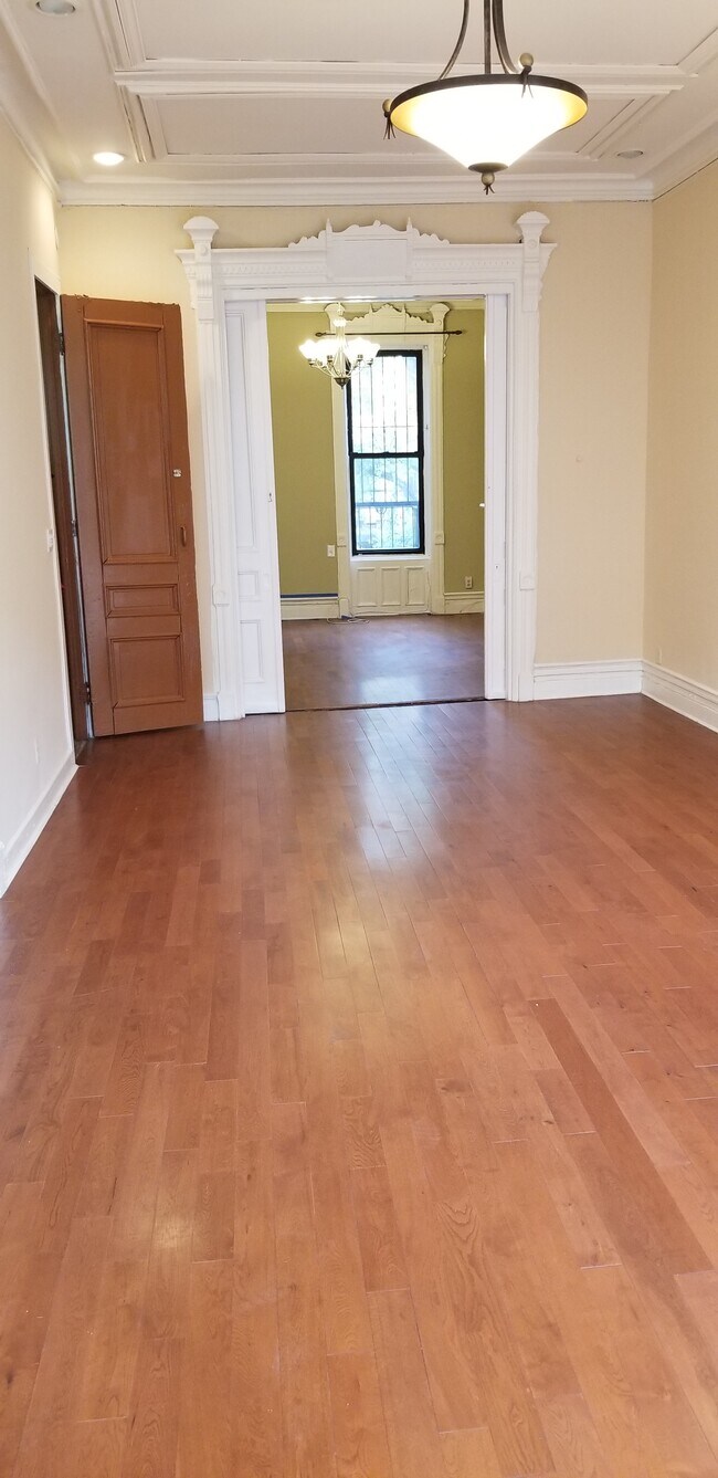 Foto del edificio - 691 Putnam Ave