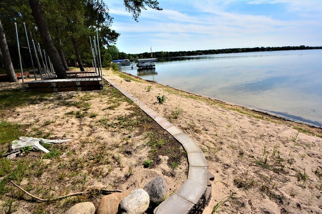 Building Photo - Lake Home in Baxter