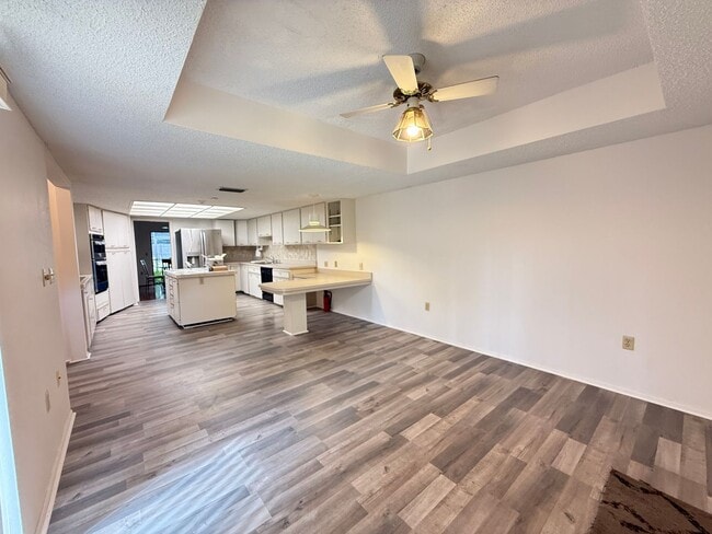 Foto del edificio - 4-Bedroom, 3-Bath Home with Courtyard Near...