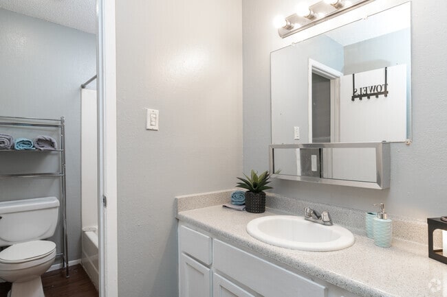 2HAB, 1BA - 676 ft² - Baño - Parkland Pointe