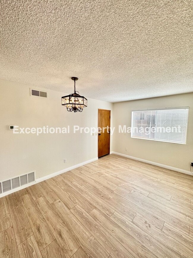 Building Photo - Ready to move in 3 bedroom 2 bath home