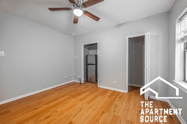 Building Photo - 1140 N La Salle Dr