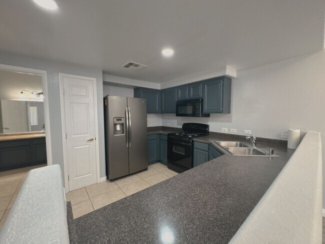 Building Photo - 2b2b Condo
