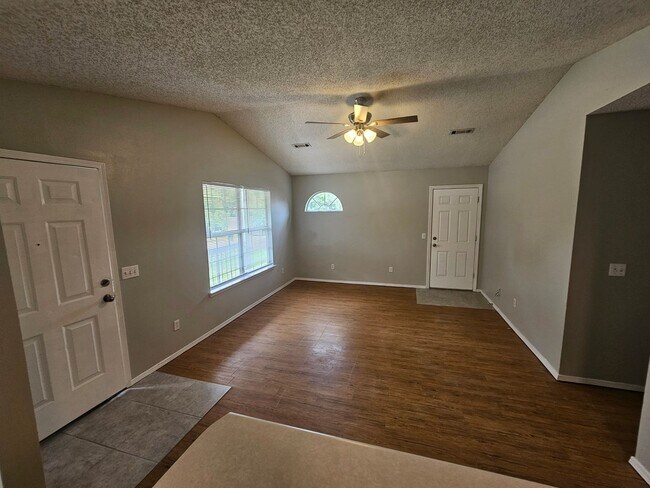 Foto del edificio - Nice 3 bedroom 2 bath home with fenced in ...