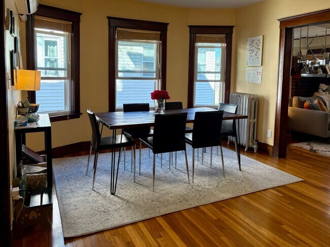 Foto del edificio - Nicely Remodeled Unit in Mission Hill, In-Unit Washer and Dryer, Eat-in Kitchen, Parking for Rent
