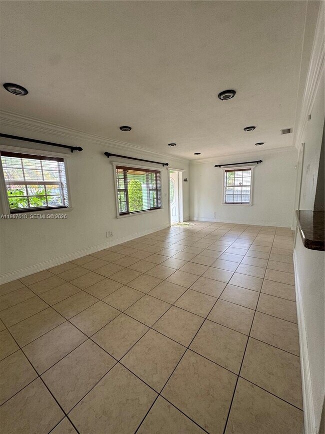 Building Photo - 551 E 60th St