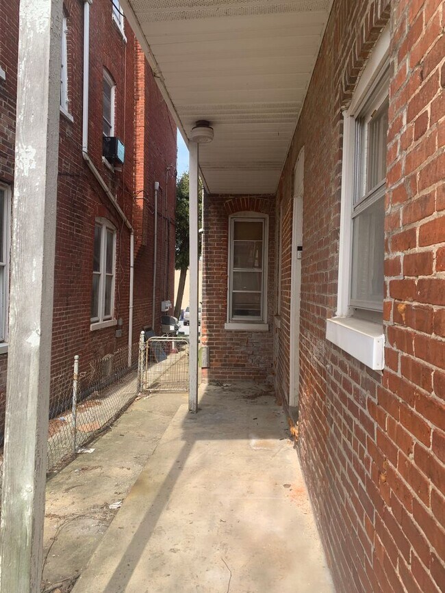 Building Photo - 4 Bedroom 1 Bath, Garage, Yard-West York D