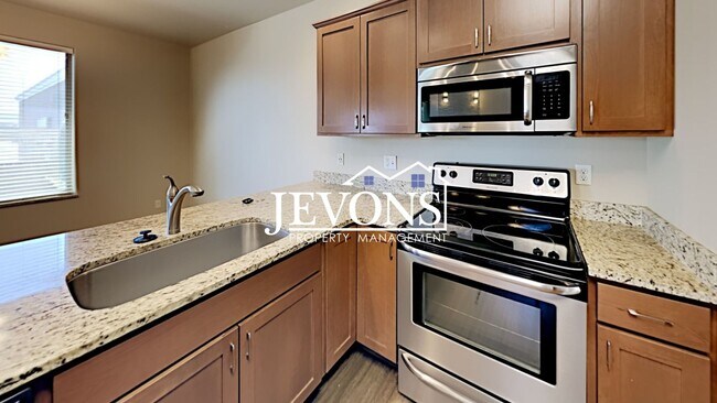 Building Photo - Spacious duplex with master bedroom, backy...
