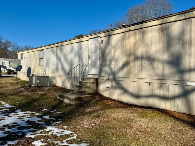 Building Photo - Great Location in Muscle Shoals!