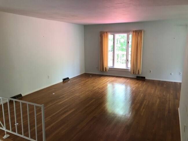 Foto del edificio - 6-Bedroom Single Family Home