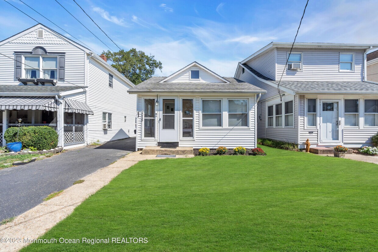 Primary Photo - 1215 Briarwood Rd
