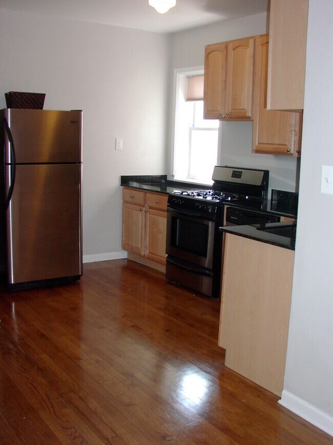 Kitchen - 2319 W Waveland Ave