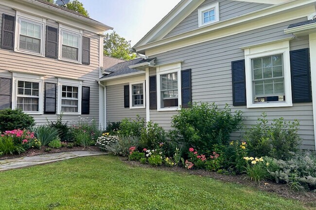 Building Photo - 304 Egremont Plain Rd