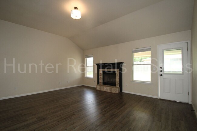 Foto del edificio - Move-In Ready Gem with Spacious Backyard