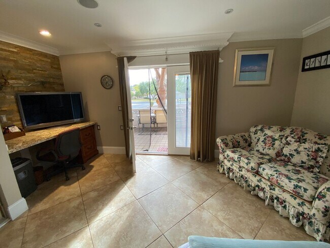 Foto del edificio - Updated home with lake views in Leisure World.  A 45+ Active Adult Resort Community.  Available M...