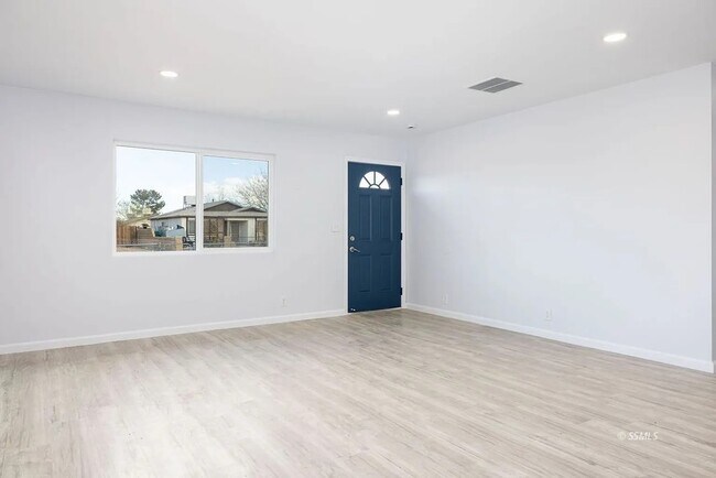 Building Photo - 341 S Gordon St