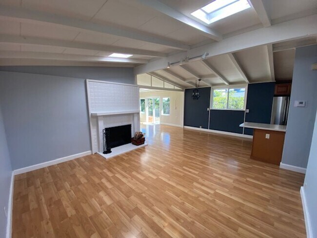 Foto del edificio - Pacific Grove Mid-Century Modern style home