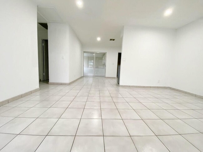 Foto del edificio - 2715 Ponce De Leon Blvd