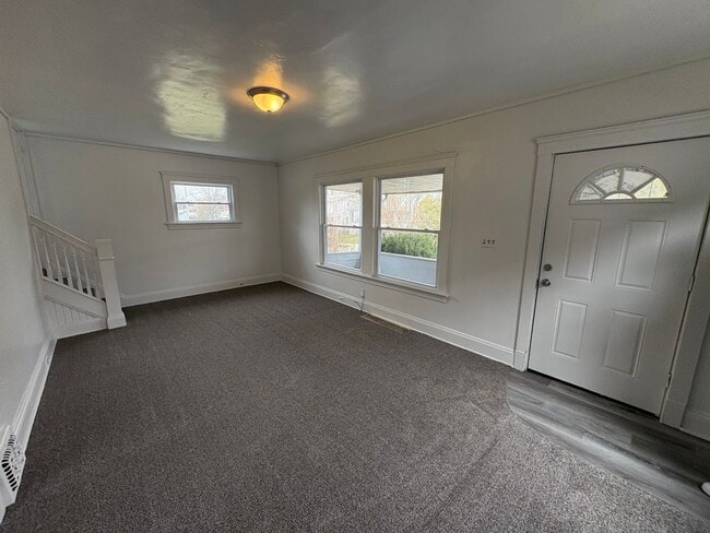 Foto del edificio - Three bedroom one bathroom 2 story home for rent