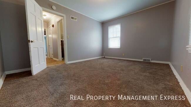 Building Photo - 1 Bedroom 1 Bathroom w/ Single Stall Garage in Central Sioux Falls