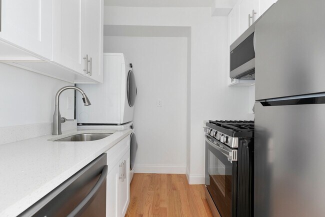 Foto del edificio - Nicely renovated 3 bed unit with in-unit l...