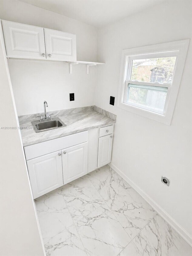 Foto del edificio - 15720 NW 28th Pl