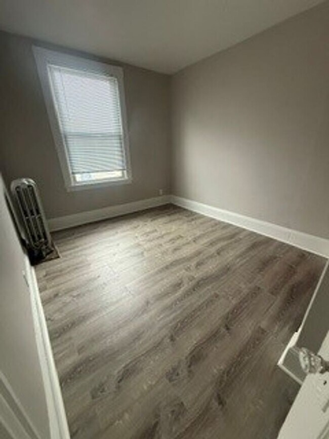 Building Photo - Spacious 1bedroom unit with large living room