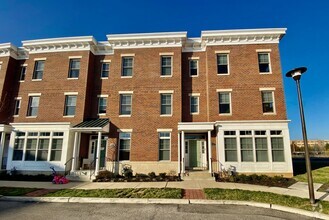 Building Photo - 2201 Roma Dr